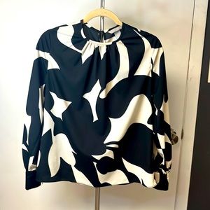 Beautiful blk and white blouse, small gold button detail on cuffs and back.